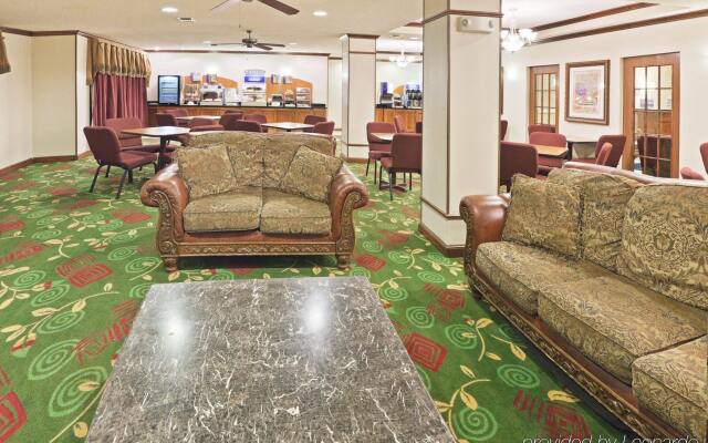 Holiday Inn Express & Suites Plainview by IHG
