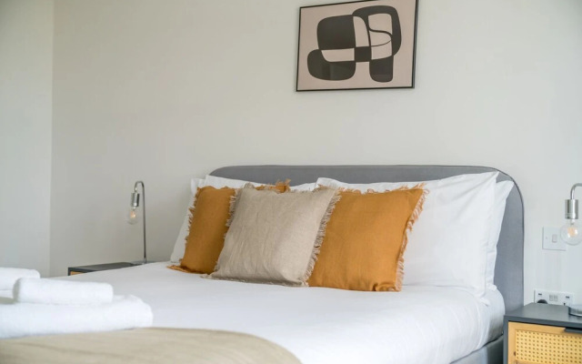 JOIVY Spectacular 3-Bed Flat Near Holland Park