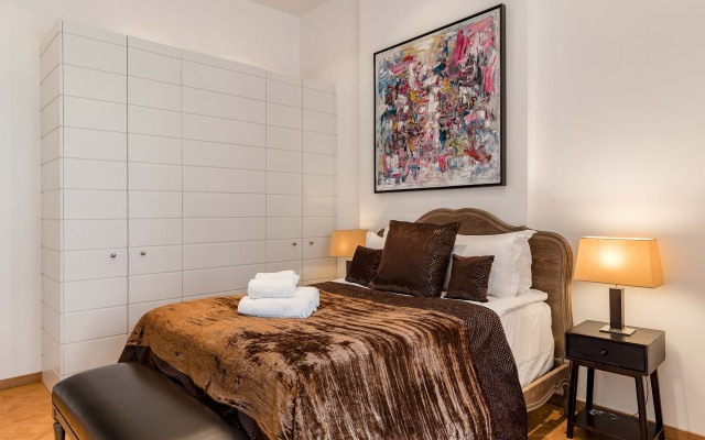 3-bed 3-bath with a private patio in Belgravia