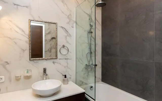 Luxury Hotel Apartment With Stunnig Views For 4