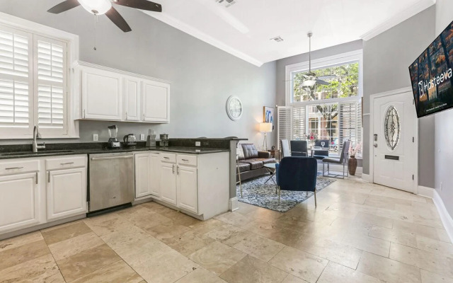 Modern 3BR Condo With Pool