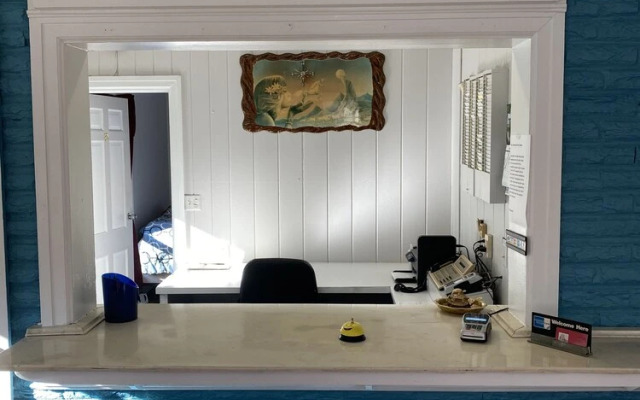 Colonial Manor Motel