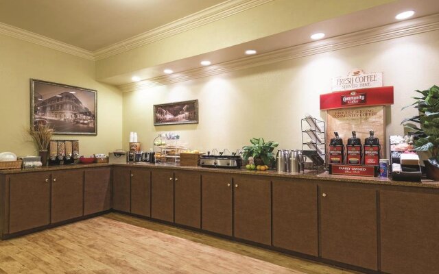科文頓拉昆塔套房酒店(The Chateau Hotel Covington)