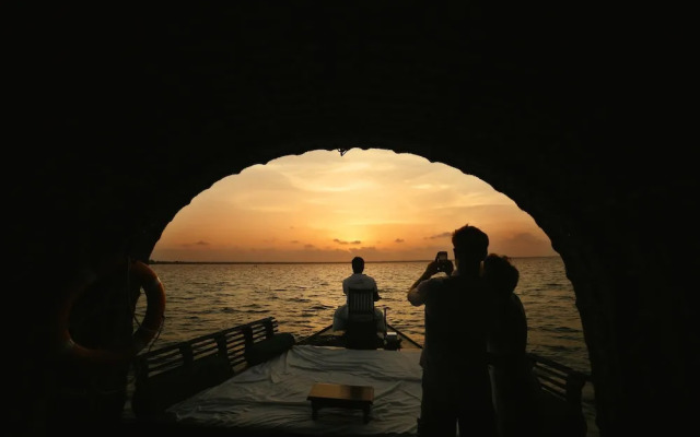 Spice Coast Cruises CGH Earth-Houseboat
