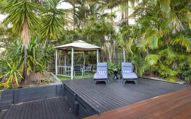 Cool Noosa Home. Central location. A/C. Gym. WIFI. Netflix
