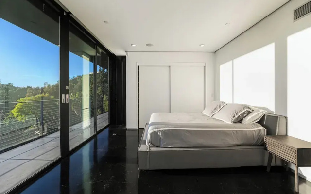 Glass Mansion - Chic Glass Villa in LA Hills With Views, Style & Serenity