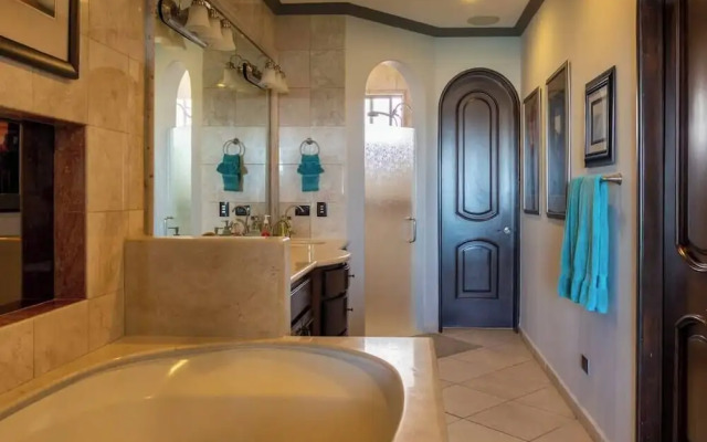 Luxury Beachfront Condo on Sandy Beach