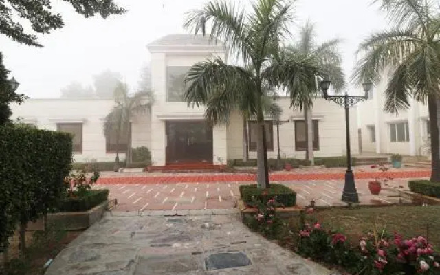 Royal Castle Resort by OYO Rooms