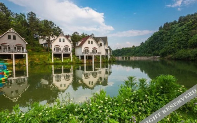 Xiangzhigou Maple Valley Holiday Hotel