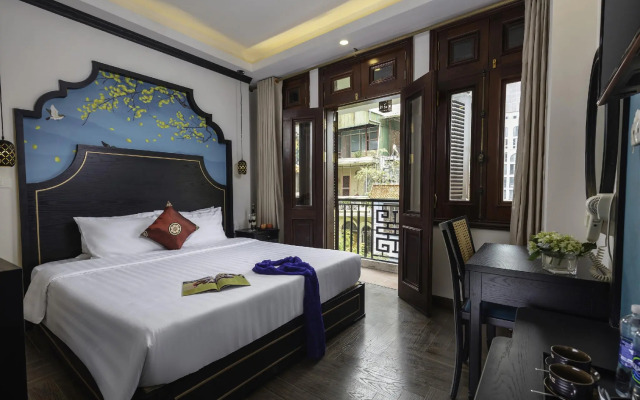 Queen Light Hotel