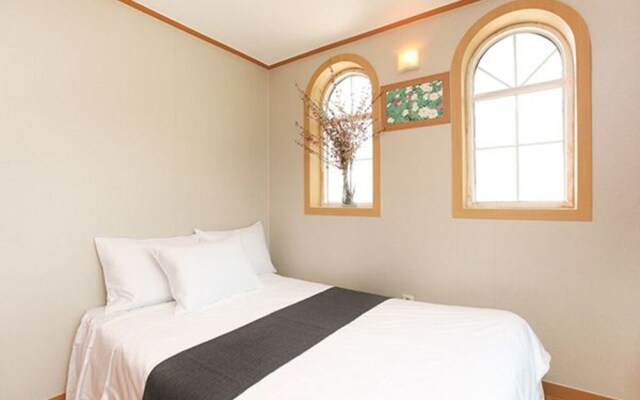 Gyeongju Lakeside Waltz Pension