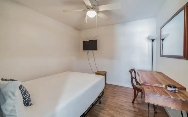 Vibrant In Vegas - 4 Bd With Shimmering Pool! 4 Bedroom Home by RedAwning