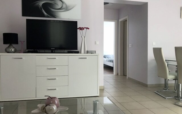 Spacious Apartment in Novalja near Sea