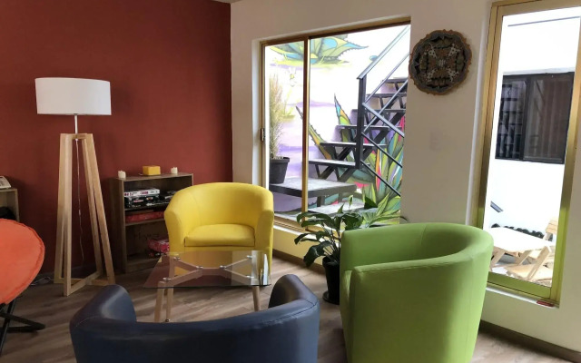 FRIDA. Suites & Lounge