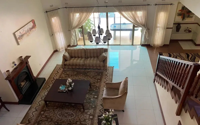Luxurious 4 bed With Pool in Helensvale - 2255