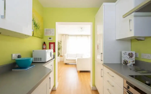 Sunny Modern Nr Beach Village w Parking