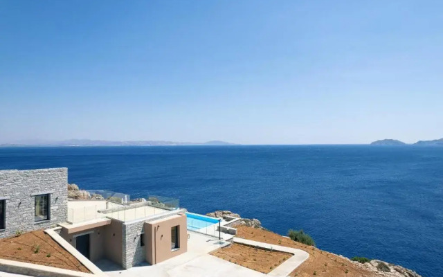 Seafront luxury villa with infinity pool & devine views!