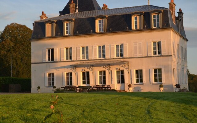 Modish Castle in Asnières with Terrace