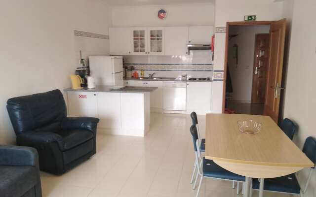 Apartamento Praia de Porches,izibookings