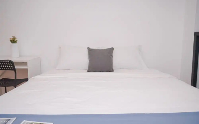 Spacious And Homey Studio Loft At Kingland Avenue Apartment