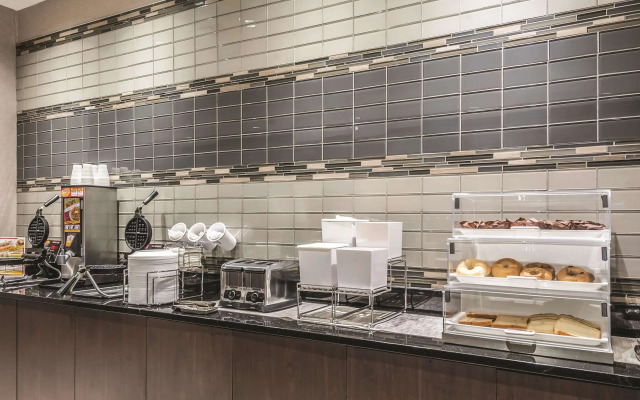 La Quinta Inn & Suites by Wyndham Cincinnati Sharonville