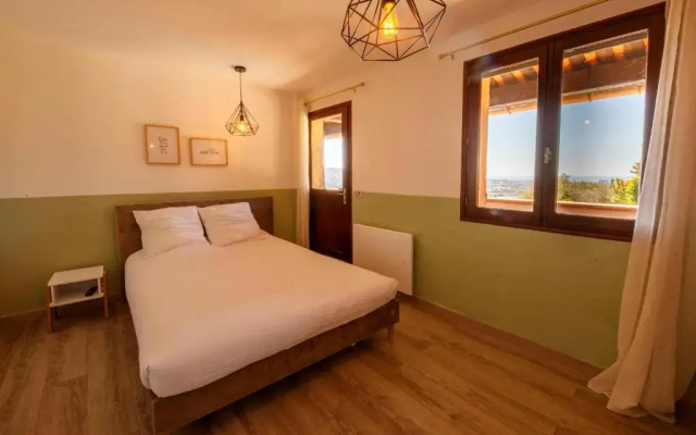 06T - Spacious villa with sea view- pool - jacuzzi-sauna