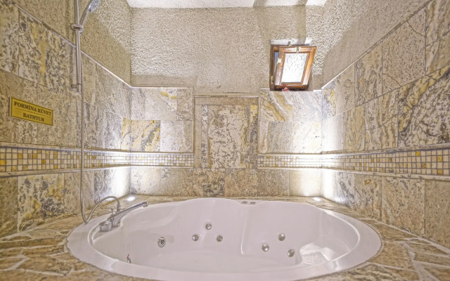 Maccan Cave Hotel