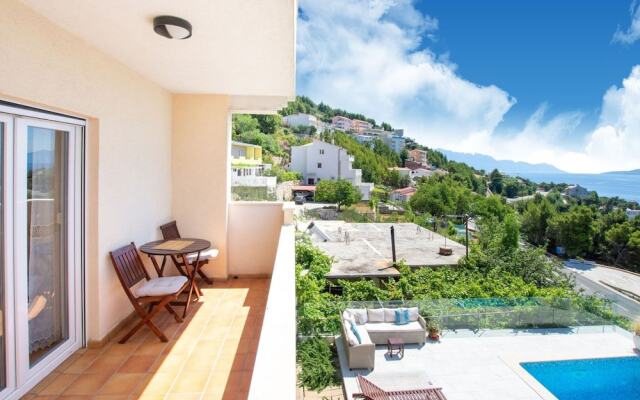 Charming Seaside Apartment