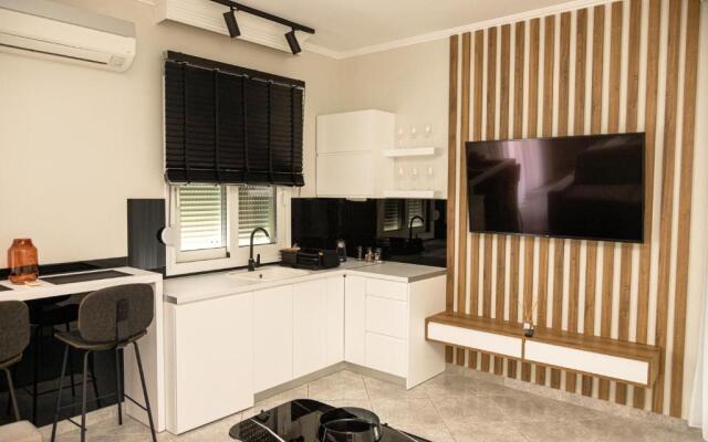 Outstanding Private Apartment Near City Center with Balcony
