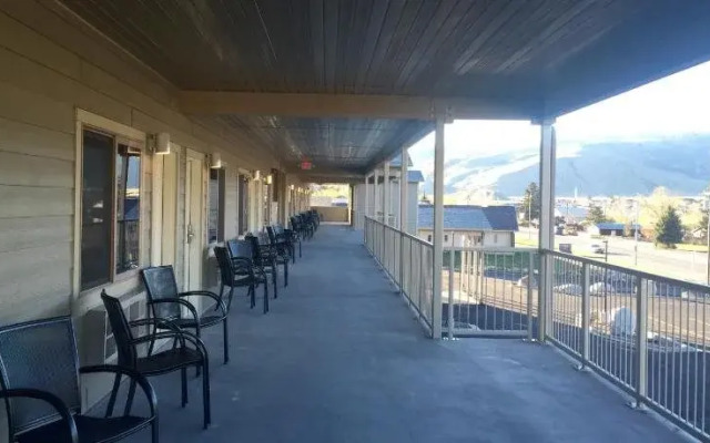 Yellowstone Big Rock Inn