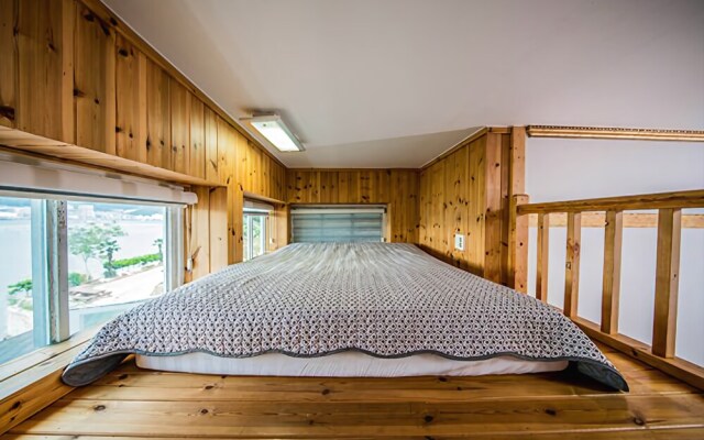 Yeosu White Village Pension