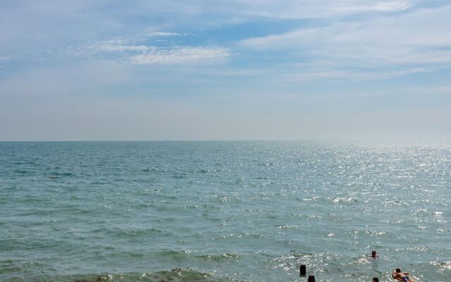 Sunny Seafront Chalet - Sleeps 6