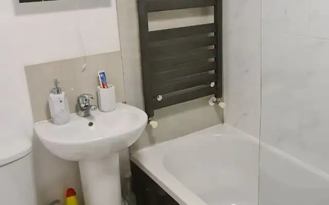 Maple House - Inviting 1-bed Apartment in London