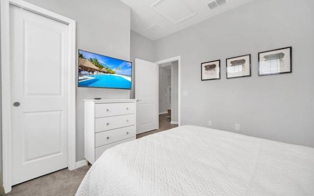 2089elcir 8 Bedroom Villa by RedAwning