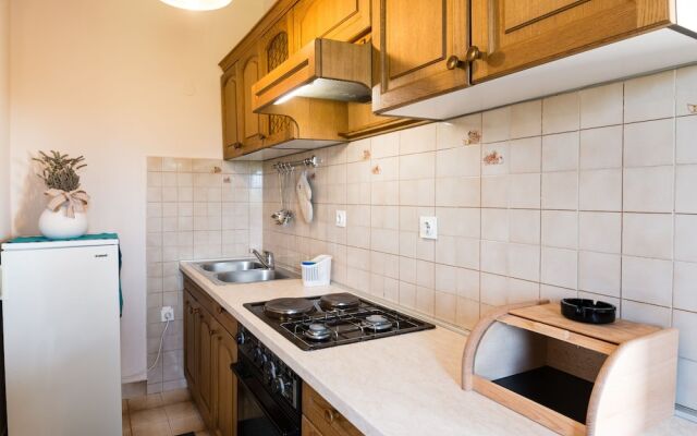 Five Bedroom Holiday House & Pool near Kanegra Beach