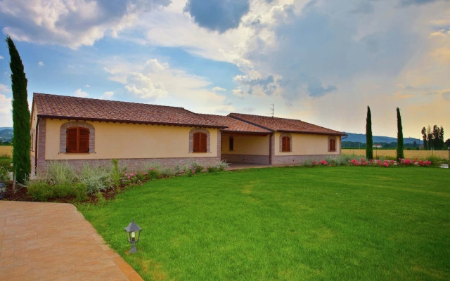 Villa in Cannara With Pool Near Assisi