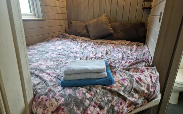 Glamping Hut - Riverside 2