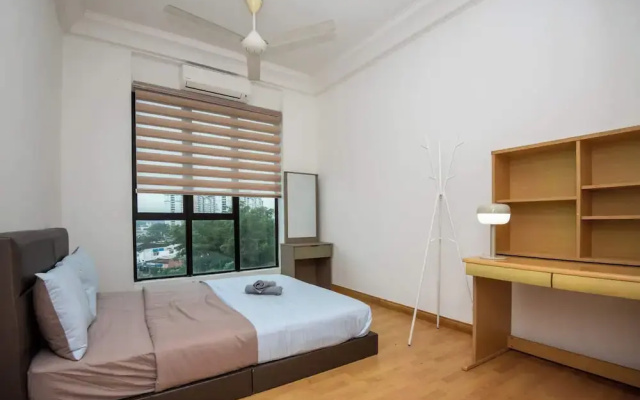 Stylish 4BR Near Paradigm Mall, Pool, Free Parking