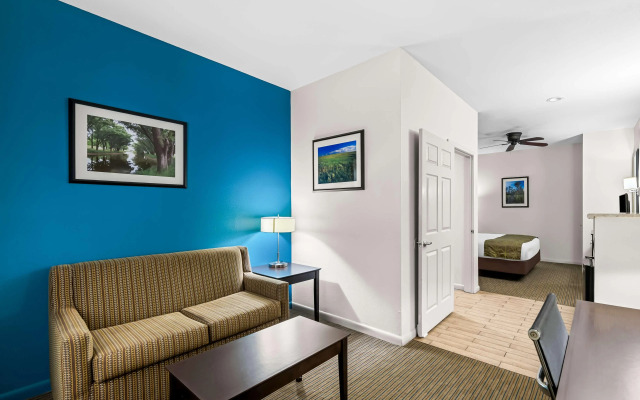 Best Western Delhi Inn