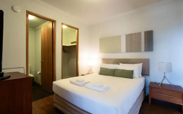 Lovely 2BR Apartment in West Perth With Parking!