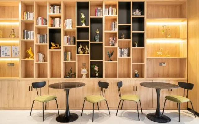 Heyu Hotel (Shanghai Pudong Lingang Dishui Lake Hongyin Plaza)