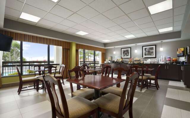 Super 8 by Wyndham Calhoun