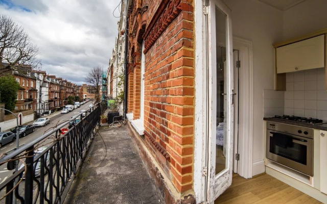 Bright 2 Bed in West Kensington W/balcony