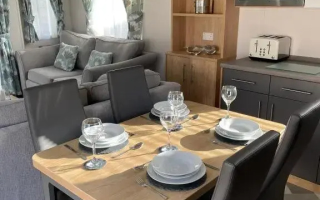 Yorkshire Lodge with Hot Tub