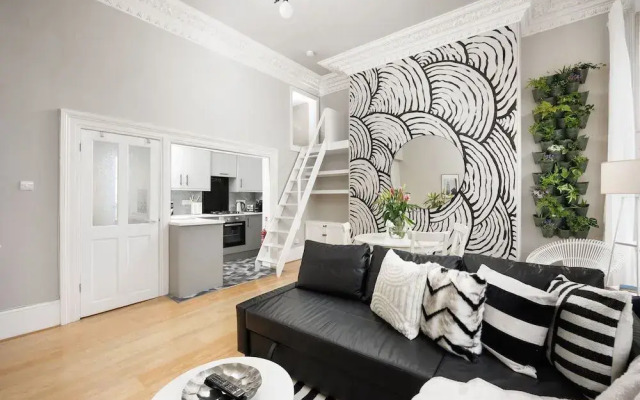 Stunning Arty Apartment & mezzanine