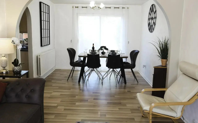 Central Three Bedroom House with Garden
