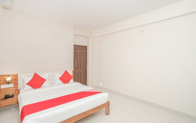 Pinewood Premium Suites by OYOY Rooms