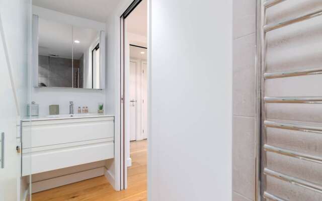 Spacious 2BR in West Kensington by GuestReady