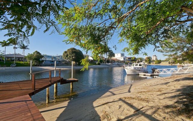 Bal Harbour Broadbeach Waters Holiday Home
