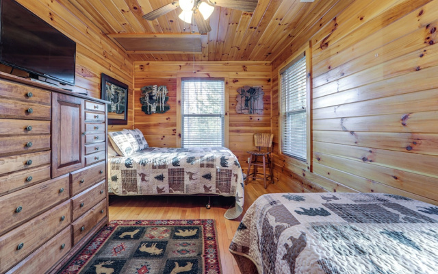 Mtn-view Getaway w/ Lake Access in Whittier!